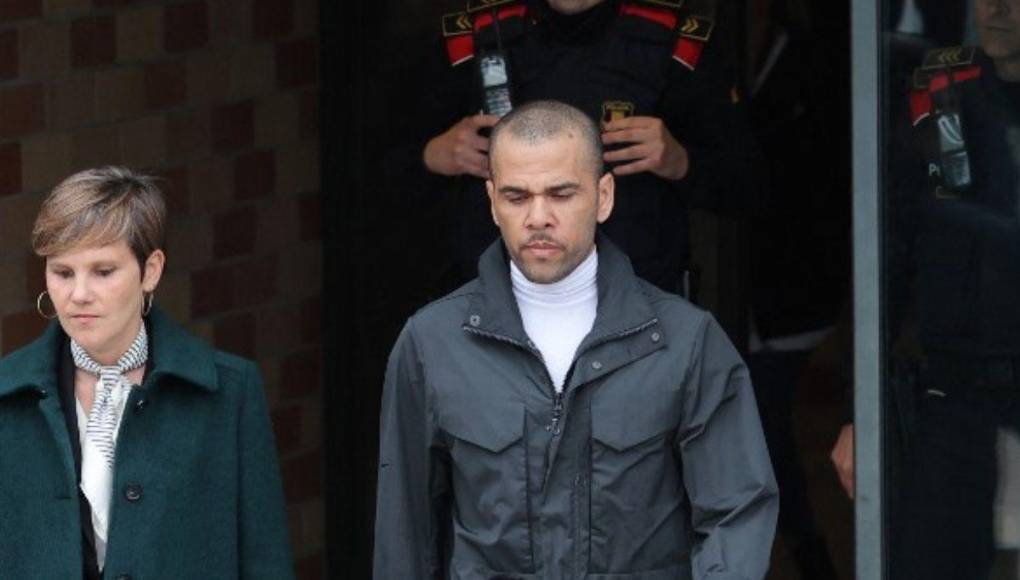 Vestido con una camiseta blanca de cuello alto, abrigo negro y jeans, salió caminando por la puerta de la prisión de Brians 2, situada a unos 40 km de Barcelona, donde se encontraba recluido desde finales de enero de 2023.