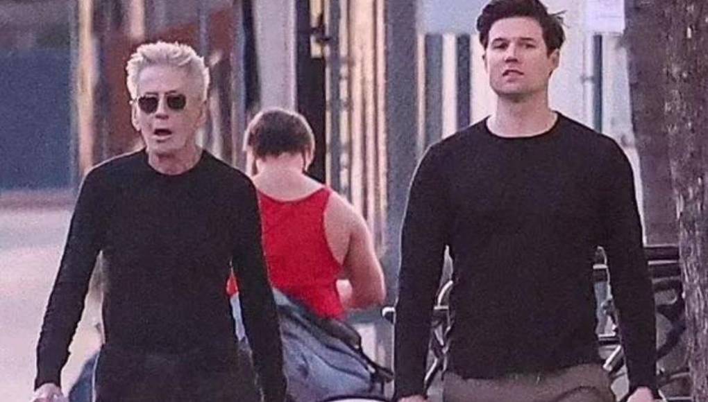 Recientemente, la pareja fue vista saliendo del Gold’s Gym, ambos vistiendo camisas negras de manga larga. Calvin Klein, el veterano diseñador, lucía unos pantalones deportivos negros, atándose una sudadera alrededor de la cintura.