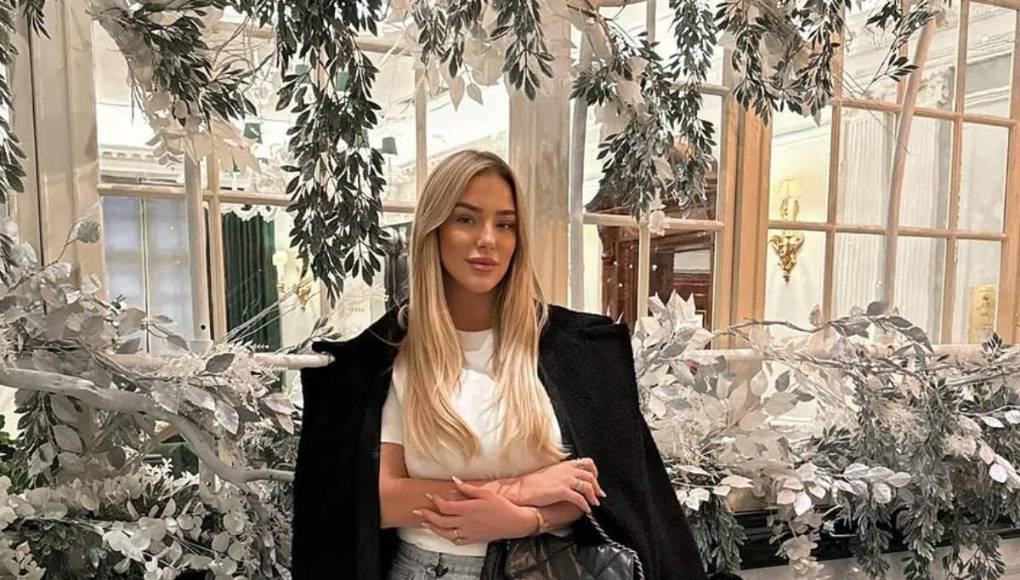 “No voy a mentir, tuve un ataque de nervios. Llamé al hotel para preguntar ‘voy con mi bebé, qué se pone la gente en la piscina’, sé que allí es mucho más conservador y tienes vestirse de cierta manera”, señaló la esposa de Mahrez.