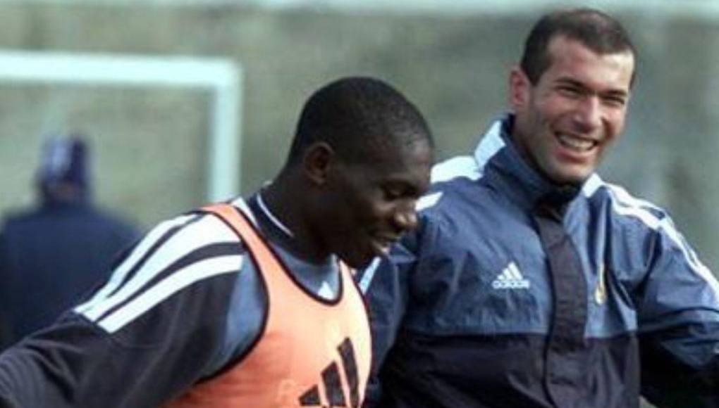 El exjugador es recordado por ser figura de la selección de Camerún en los títulos de Copa Africana de Naciones (2000 y 2002) y medallista de oro en los Juegos Olímpicos de Sydney con los Leones Indomables