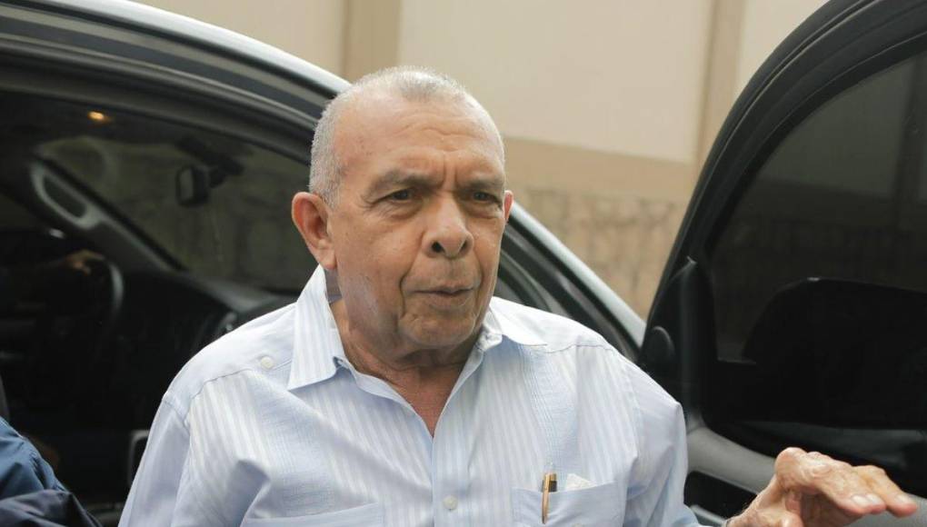 Porfirio Lobo Sosa: JOH mencionó a Porfirio Lobo Sosa, expresidente del país, en su juicio. Dijo que mencionó a este sobre supuestas actividades criminales de Fabio Lobo. 