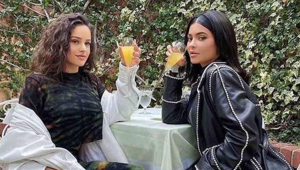 Aunque no se le conoce patrimonio exacto, sí ha admitido públicamente una de sus obsesiones: las uñas XXL con diamantes e incluso Swarovski. Su esteticista ha reconocido que no son uñas que lleve a diario, y que se las pone en sesiones de 3 horas por las que paga 80 euros. 