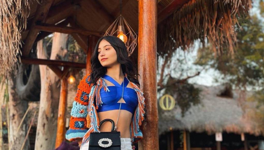 En la llamada relató que a la Policía que un chico había asesinado a su novia y que está se encontraba al interior de la habitación donde residía.