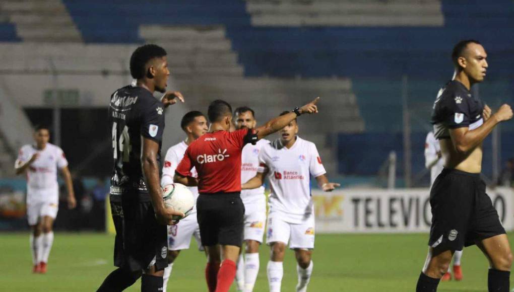 En primera instancia, el árbitro Armando Castro amonestó a ambos futbolistas, pero tras los reclamos de la banca de Real España, el cuarto referí indicó al central lo sucedido y terminó anulando su amarilla a Edwin y en su lugar le mostró la roja.