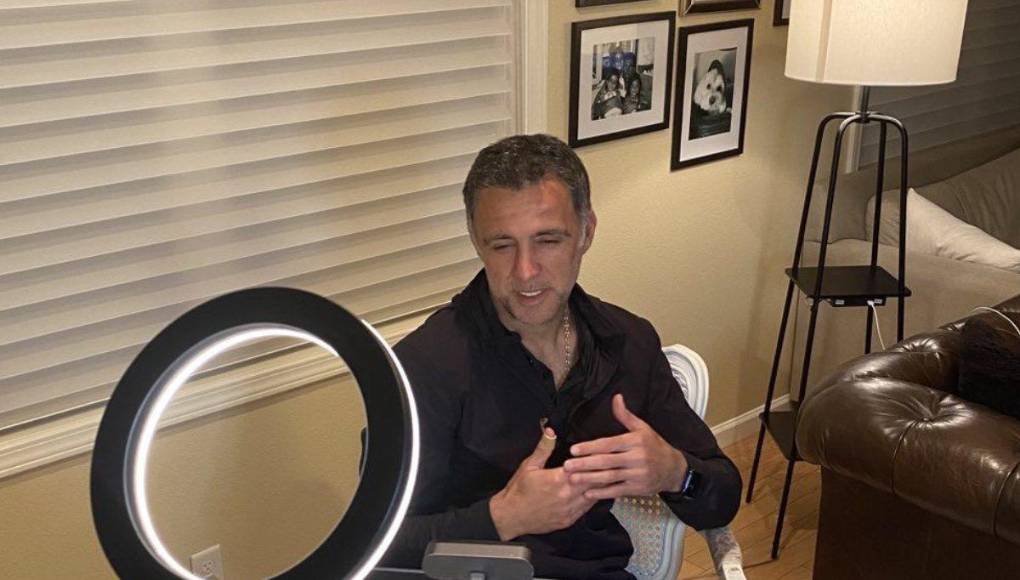 El presidente turco Erdogan expulsó al exdelantero del país con una orden de arresto por un presunto golpe de Estado en el que aparentemente participó.