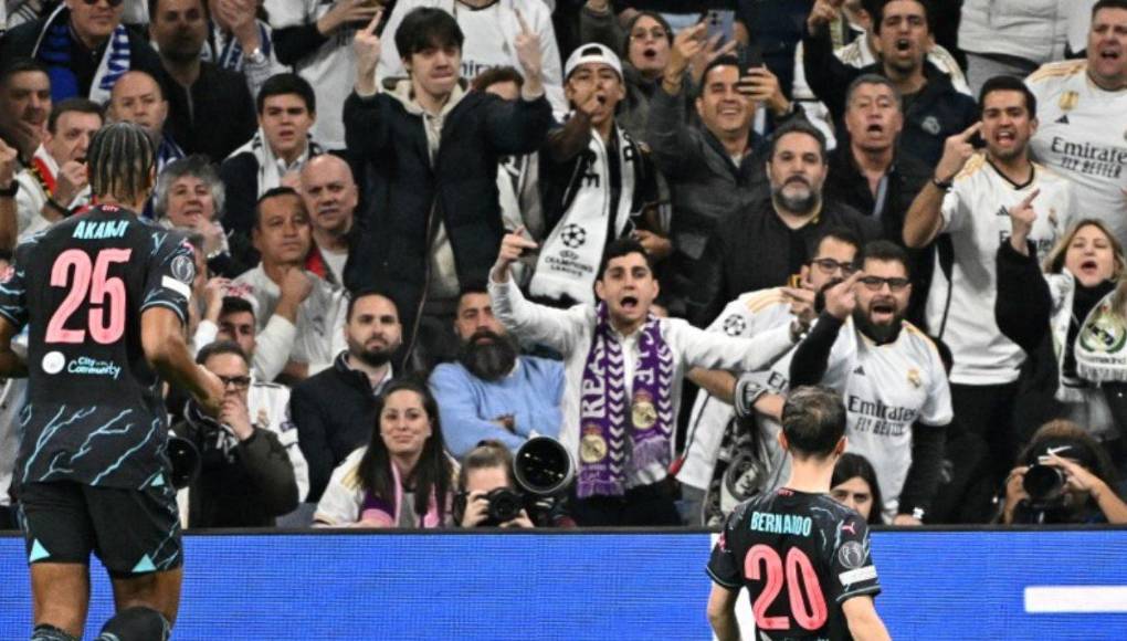 Bernardo Silva celebrando el gol ante el enfado de los aficionados del Real Madrid-.