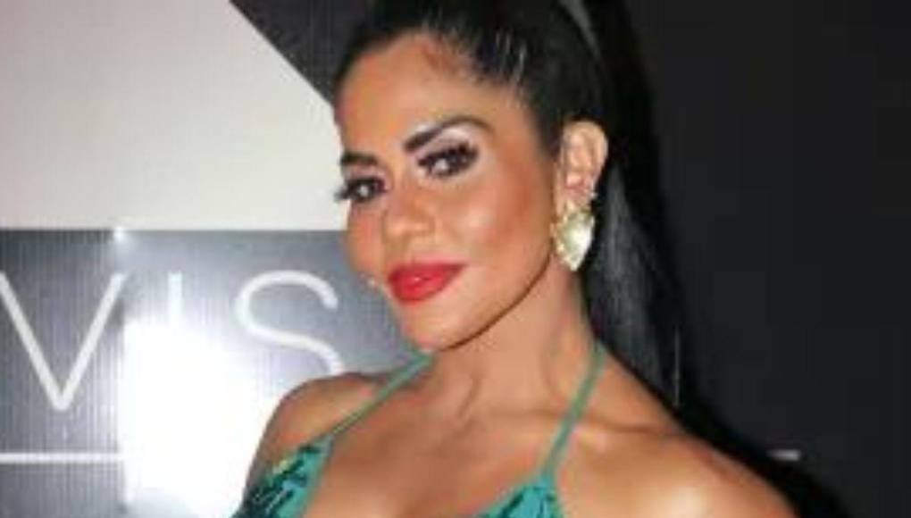 Además de su trayectoria en el entretenimiento, Rivera ha incursionado en el mundo empresarial, lanzando líneas de ropa y productos de belleza.