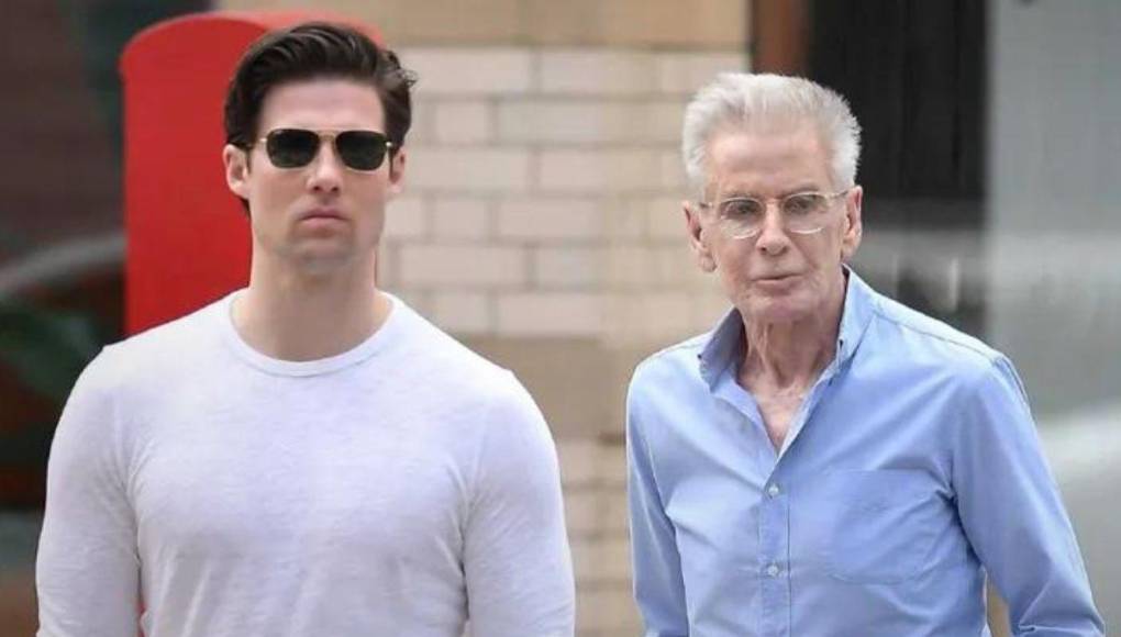 El famoso diseñador de moda de 81 años fue visto con el joven modelo Kevin Baker.