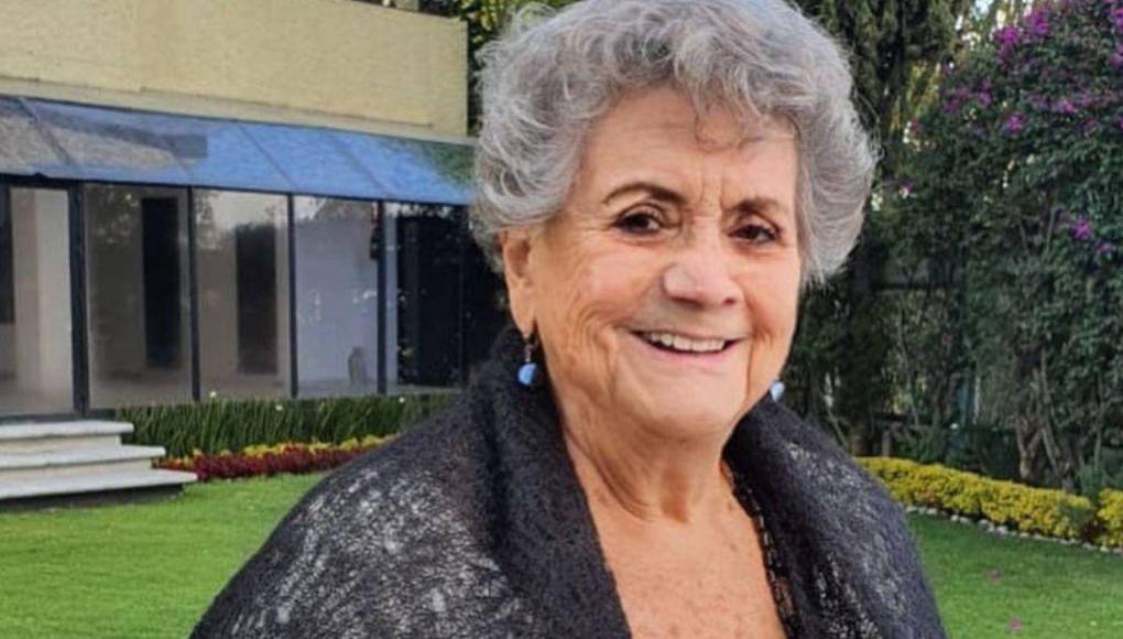 Queta Lavat: La protagonista de muchas películas del cine de oro mexicano, falleció el pasado 4 de diciembre de 2023, a lo largo de su trayectoria participó en proyectos muy importantes que le dieron el título de “primera actriz”. En la producción de Pedro Damián, dio vida a Cuquita Domínguez vda. Cuervo.