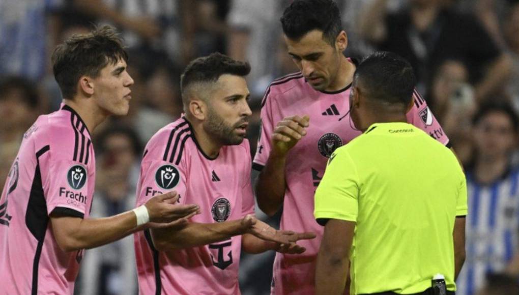 Jordi Alba y Busquets le reclamaron a Iván Barton tras la roja que le mostró al lateral zurdo.