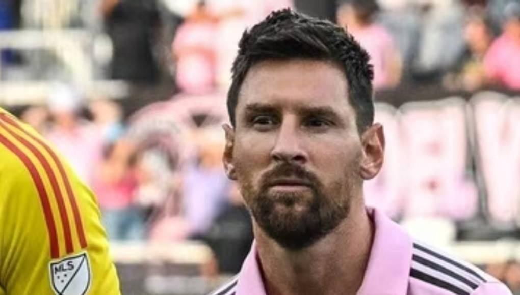 “En vestidores se armó la grande. Martino. Messi. Suárez y Alba se fueron sobre el árbitro a reclamos y después afuera del vestidor Rayado buscaban bronca y amedrentar al Tano Ortiz por sus declaraciones previas que el arbitraje podría favorecer a la MLS. Messi también encaró a Nico Sánchez (el ex futbolista argentino, ayudante de campo de Ortiz). Rayados pidió a CONCACAF tomar nota y reportar”, señalaron.