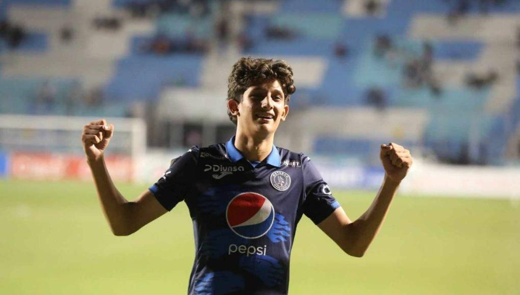 Mathías es el que más cerca de Diego ha pasado en los últimos años. El larguirucho futbolista nació en los Estados Unidos y posee triple nacionalidad; estadounidense, hondureña y argentina.