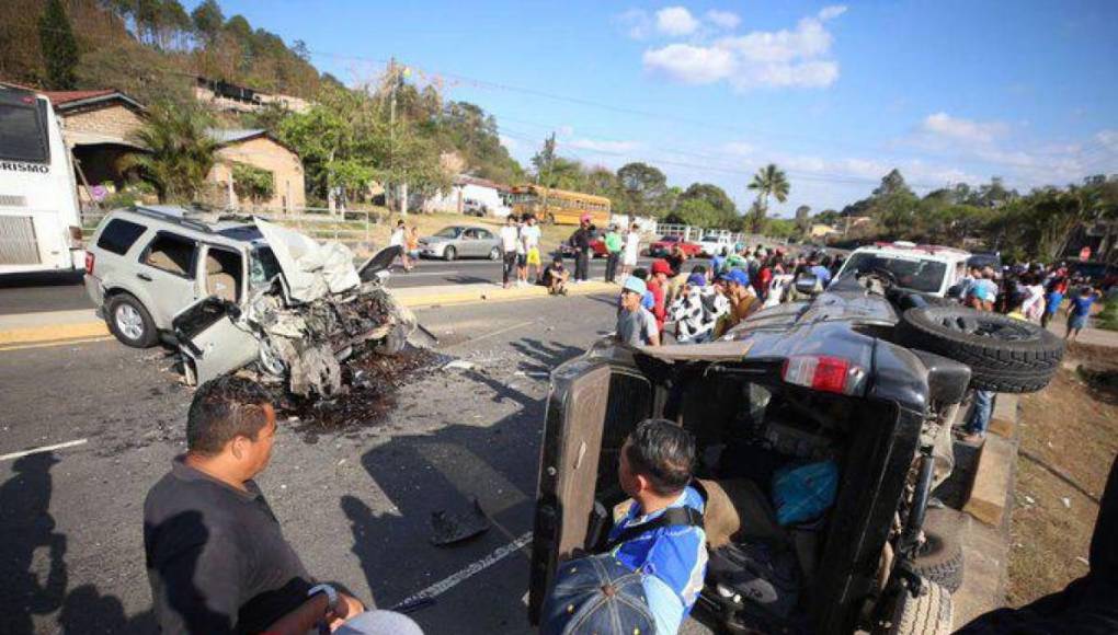 Así quedaron los autos después del accidente que se suscitó en la carretera que conduce a zona norte del país.