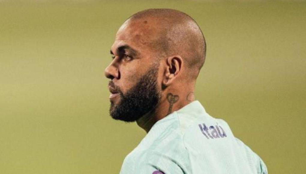 En una entrevista en enero con la cadena CNN de Brasil, el padre de Neymar dijo que había financiado la defensa de su “amigo” Alves porque éste tenía aún la presunción de inocencia y porque rechazaba participar en un “prelinchamiento” contra el jugador.