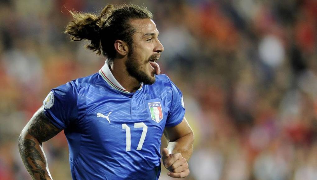 Pablo Daniel Osvaldo vivió tiempos de gloria en los que se destacó y llegó a la cumbre del fútbol: jugador de Selección con la camiseta de Italia y destacado delantero de Juventus, Inter de Milán, Espanyol de Barcelona y Boca Juniors, entre otros clubes de Europa.