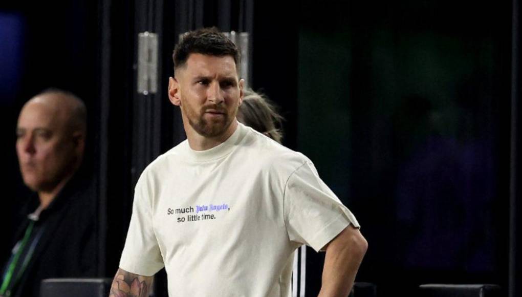 De acuerdo con información del periodista Fernando Schwartz de Fox Sports, en cuanto terminó el cotejo, Lionel Messi, Luis Suárez y Jordi Alba se fueron sobre del árbitro para reclamar.