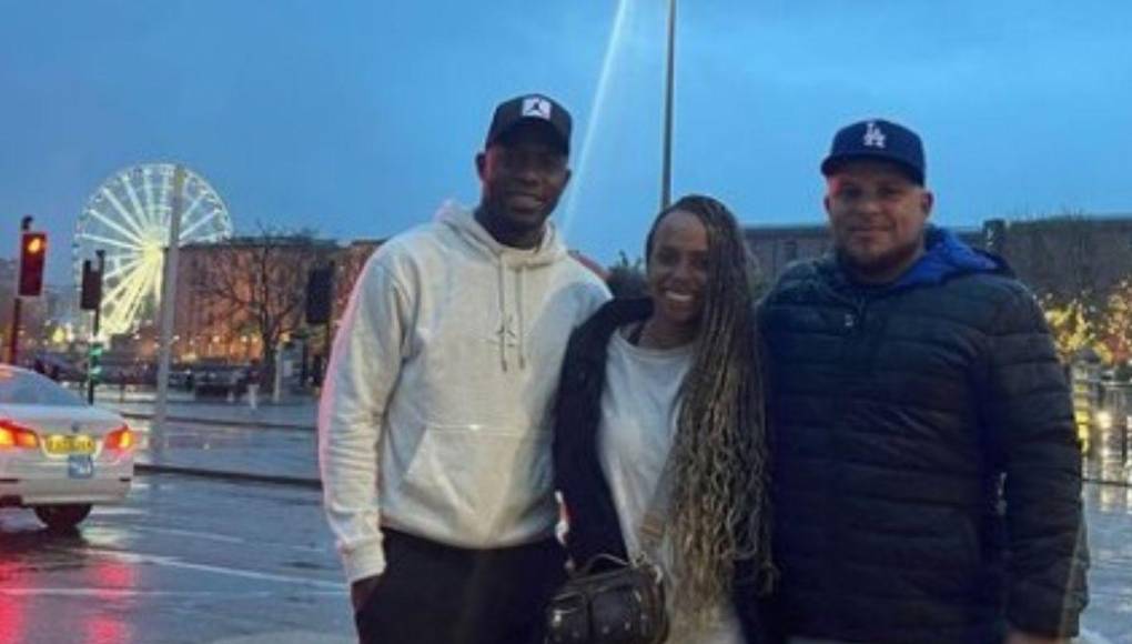 El excapitán de la Selección de Honduras volvió a su antigua casa y vivió lindos momentos junto a su esposa y amigos.