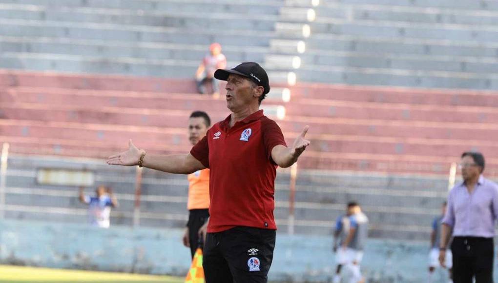 Pese a romper un récord, Pedro Troglio evidenció su enfado: “La cancha no ayuda, es una pena porque es un hermoso estadio, no lo hago con ánimos de criticar, pero deberían de meterle un poquito de ganas a la cancha porque no se puede jugar al fútbol así”, indicó el DT del Olimpia.