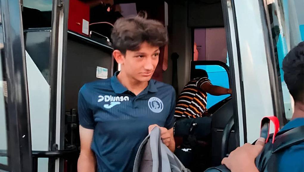 Mathías Vázquez, hijo de Diego, fue convocado por su padre y estuvo en el duelo Motagua vs Vida. El chico es goleador en las reservas del Motagua y estuvo en el banquillo de suplentes.