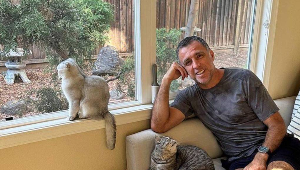 El exfutbolista es acusado de terrorista y se emitió una orden de arresto por la que el delantero tuvo que abandonar Turquía al comportar esos cargos. 