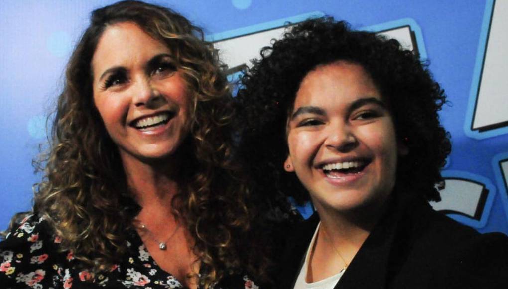 La artista destacó que no les importa lo que piensen. En lugar de eso, el mensaje resalta la importancia del apoyo y el amor mutuo entre la familia, concluyendo con un deseo de que vivan las mujeres y las personas que respetan a los demás.