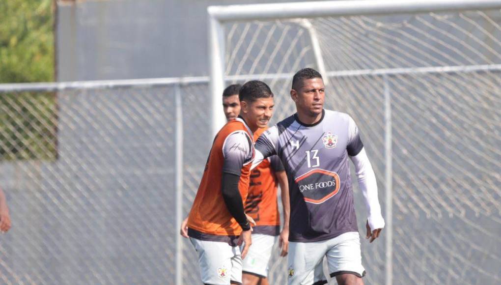 A sus 41 años, Carlo Costly no pierde la sonrisa ni las ganas de jugar al fútbol.