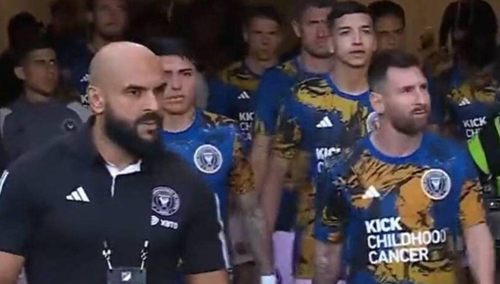 Sus productos son fabricados en Portugal. La influencia de dos de las ciudades más emblemáticas para el creador, París y Miami, se ve reflejada en la descripción de la marca, como se menciona en la página de Instagram: