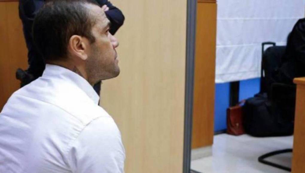 Alves permanece en prisión desde hace 14 meses, tras ser acusado de violar a una joven en la discoteca Sutton de Barcelona, agresión sexual por la que ha sido condenado en primera instancia.