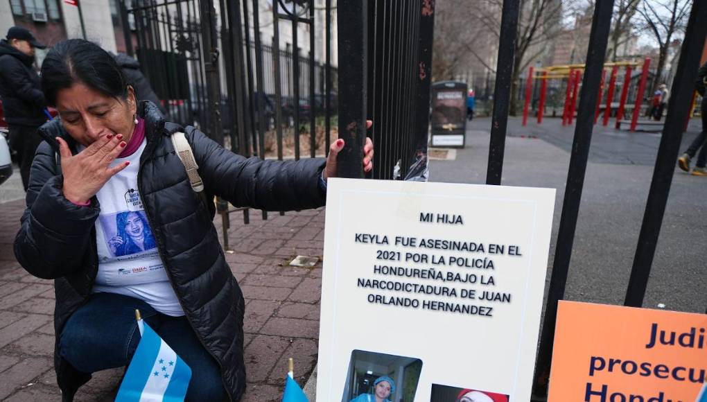 Doña Norma Rodríguez llegó con este cartel exigiendo justicia por la muerte de su hija Keyla Patricia Martínez. “Mi hija Keyla fue asesinada en el 2021 por la policía hondureña bajo la narcodictadura de Juan Orlando Hernández”, se leía.