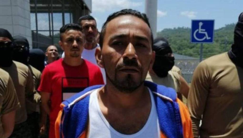 La tercera llamada es la GX 405 del 29 de septiembre de 2015, Mendoza, Campbell y otro cabecilla de la MS, Jairo Anwar Orellana (asesinado en una prisión en 2020), recibieron una llamada durante la cual discutieron que Los Cachiros estaban ahora bajo custodia en Nueva York y estaban jugando al “gato y el ratón” porque habían dado todas las “rutas” que “el presidente” les había dado como parte del “trato”.