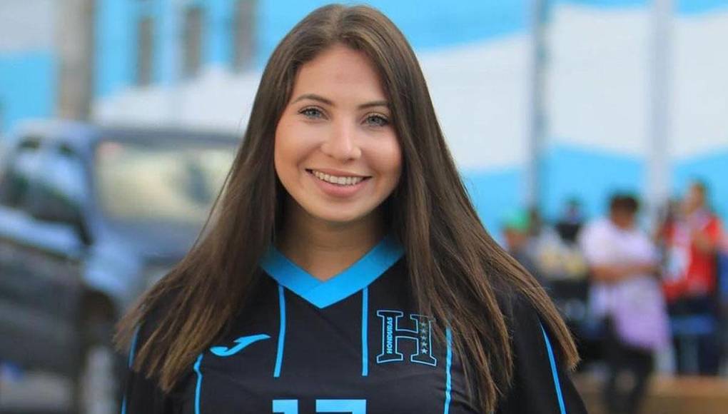 Annie Córdova es Licenciada en Mercadotecnia y ferviente amante del fútbol.