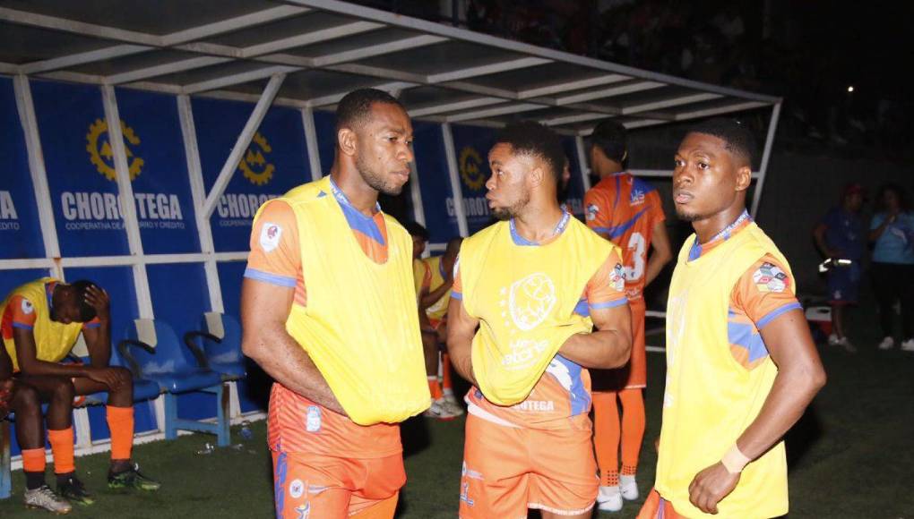 Los jugadores de la UPN también esperaron un par de minutos para que volviera el fluido eléctrico.