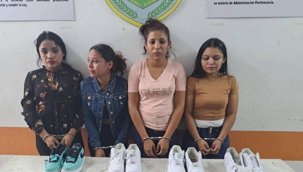 Las cuatro jóvenes fueron presentadas con las pruebas que las incriminan.