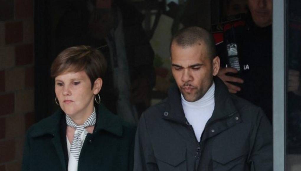 Tras pagar la fianza de un millón de euros impuesta por la Sección 21 de la Audiencia de Barcelona, Dani Alves abandonó la cárcel de Brians 2 después de catorce meses y cinco días en prisión provisional luego de ser condenado a cuatro años y medio de cárcel.