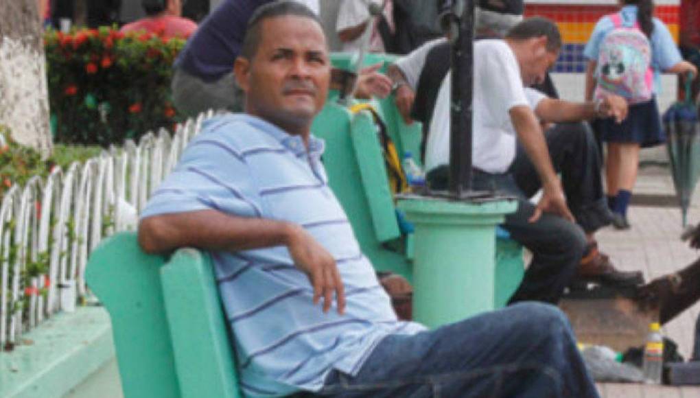 Sin embargo después de tocar la gloria se hundió. El alcohol fue su fiel acompañante a tal punto de volverse irreconocible frente al espejo.