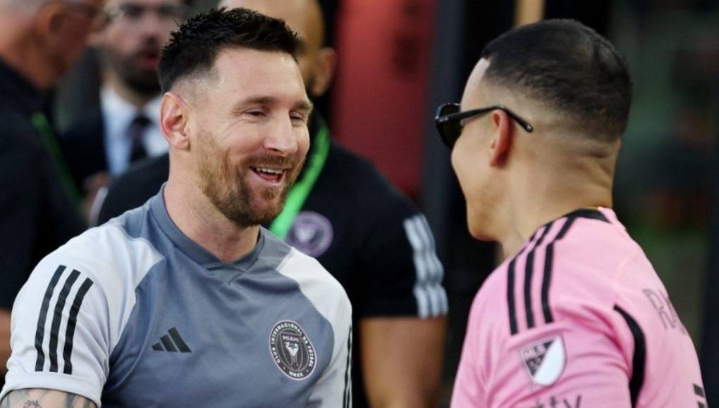 El regreso a la cancha de Lionel Messi con el Inter Miami, en el enfrentamiento contra Colorado Rapids, estuvo marcado por un inesperado encuentro con el ícono del reggaetón, Daddy Yankee, quien lo saludó desde el palco exclusivo del estadio Chase Stadium.