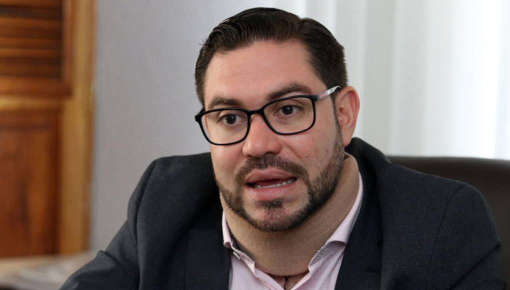 El congresista, en sus redes sociales, cuestionó la detención de Fancony y atizó en contra de la justicia hondureña, asegurando que la misma está “patas arriba”. 