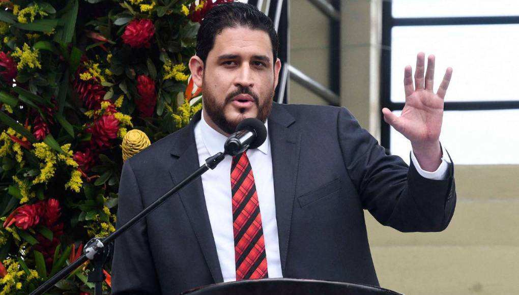 El ministro de Defensa, José Manuel Zelaya, gana 96,100 lempiras al mes.