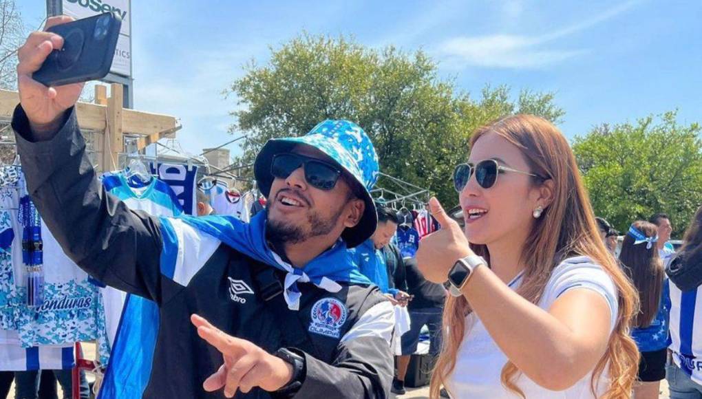 Jenny Fernández con la afición hondureña en Texas.