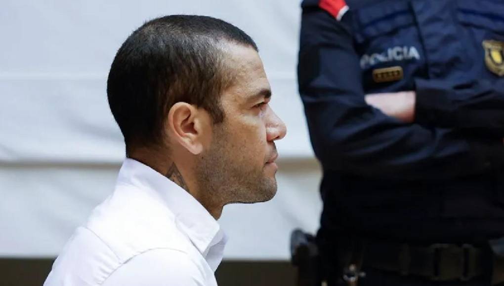 La Audiencia de Barcelona celebró el martes una vista para resolver la petición de Alves de salir en libertad, a lo que se opusieron la Fiscalía y la acusación particular, por entender que persiste el riesgo de fuga dada su elevada capacidad económica.