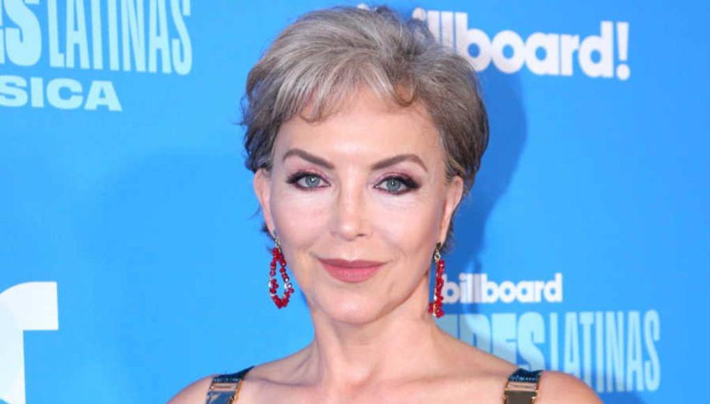 “La semana previa a la Semana Santa, un martes, después de que por la mañana me fui a hacer mi tratamiento de escleroterapia que es un tratamiento donde te inyectas las venitas de tus piernas cuando se ven así como arañitas y que me lo estaba haciendo cada 6 meses por los últimos 20 años, en la noche me dio un microinfarto cerebral”, reveló este martes la intérprete de 60 años a través de un video que compartió desde su perfil de Instagram.