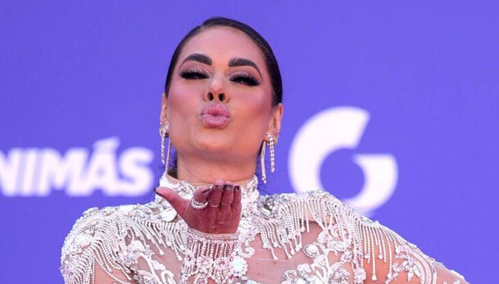 La conductora se sinceró emulando algunos golpes en la espalda diciendo: “A mí me pegaban ¿Saben por qué? Por bonita, me pegaban por bonita”, dijo sarcásticamente.