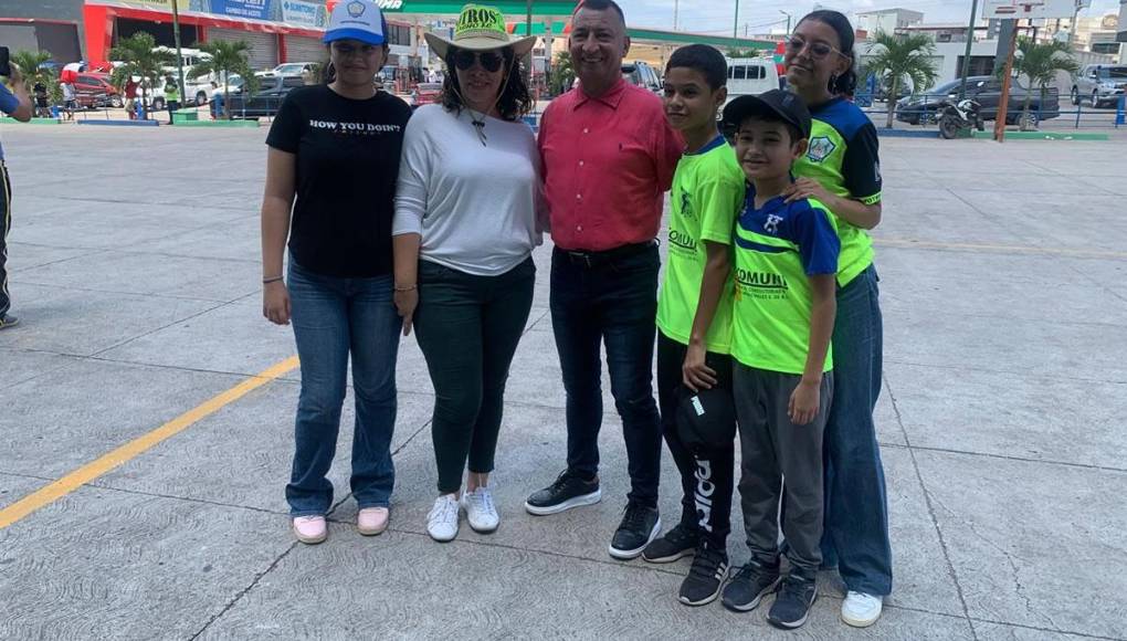 El técnico del Olancho FC, Humberto Rivera, se tomó fotos con los aficionados de los Potros.