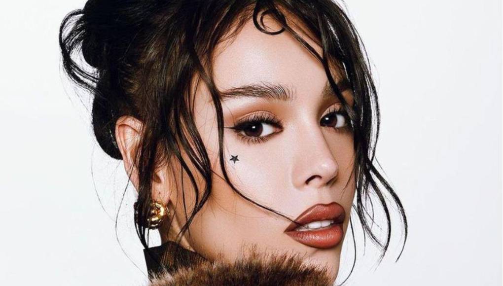 Danna Paola declaró su amor a la misteriosa chica en su nuevo álbum. 