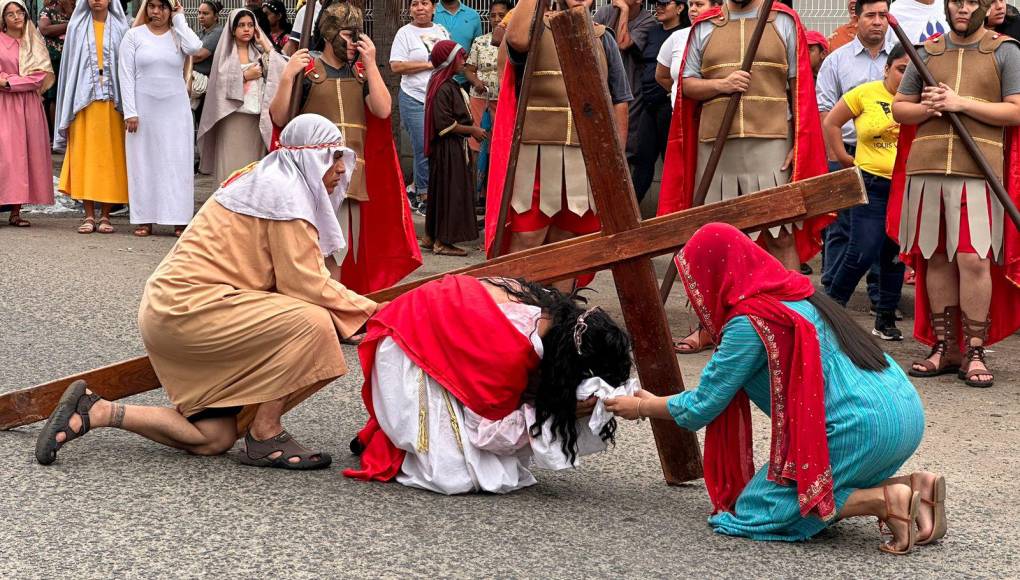 Una vez más, el Viacrucis conmovió a los residentes del barrio Medina de San Pedro Sula esta Semana Santa 2024. 