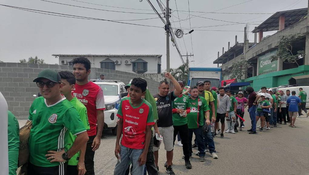 Largas filas en los alrededores del Estadio Yankel Rosenthal para presenciar la Gran Final del fútbol hondureño.