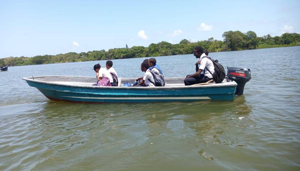Cuando el tiempo esta mal, los estudiantes pierden algunas horas de sus clases debido a que las olas de la laguna y las corrientes de los ríos se agitan y se requiere de una navegación prudente y cuidadosa.