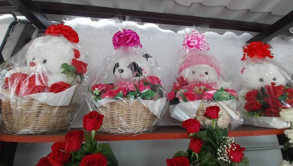 Los peluchitos con flores artificiales son opciones pero no son tan baratos.