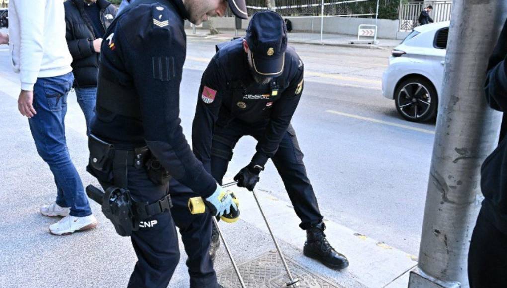 El nivel de alerta de atentado en España es actualmente de 4 sobre una escala máxima de 5. En este contexto, todos los sistemas de alerta y de protección están activados, y las fuerzas de seguridad están listas para intervenir, según el Ministerio del Interior. 