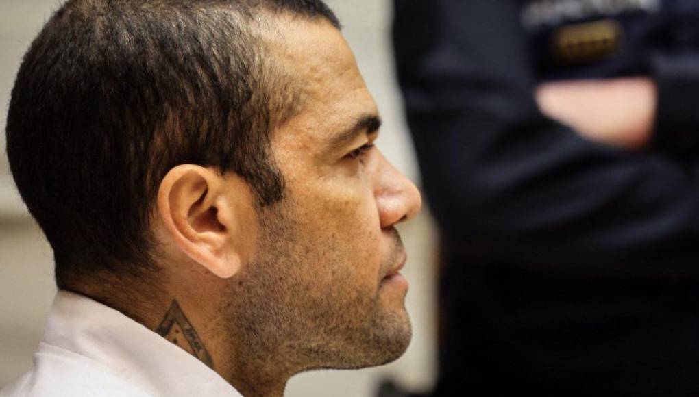 Dentro de la intervención de la abogada Guardiola se expuso la petición para que la condena de Dani Alves pudiera continuar pagándose por fuera de prisión; el mayor argumento de la defensa fue recordar el compromiso del exjugador para no huir del proceso en caso de obtener respuesta favorable a la petición.